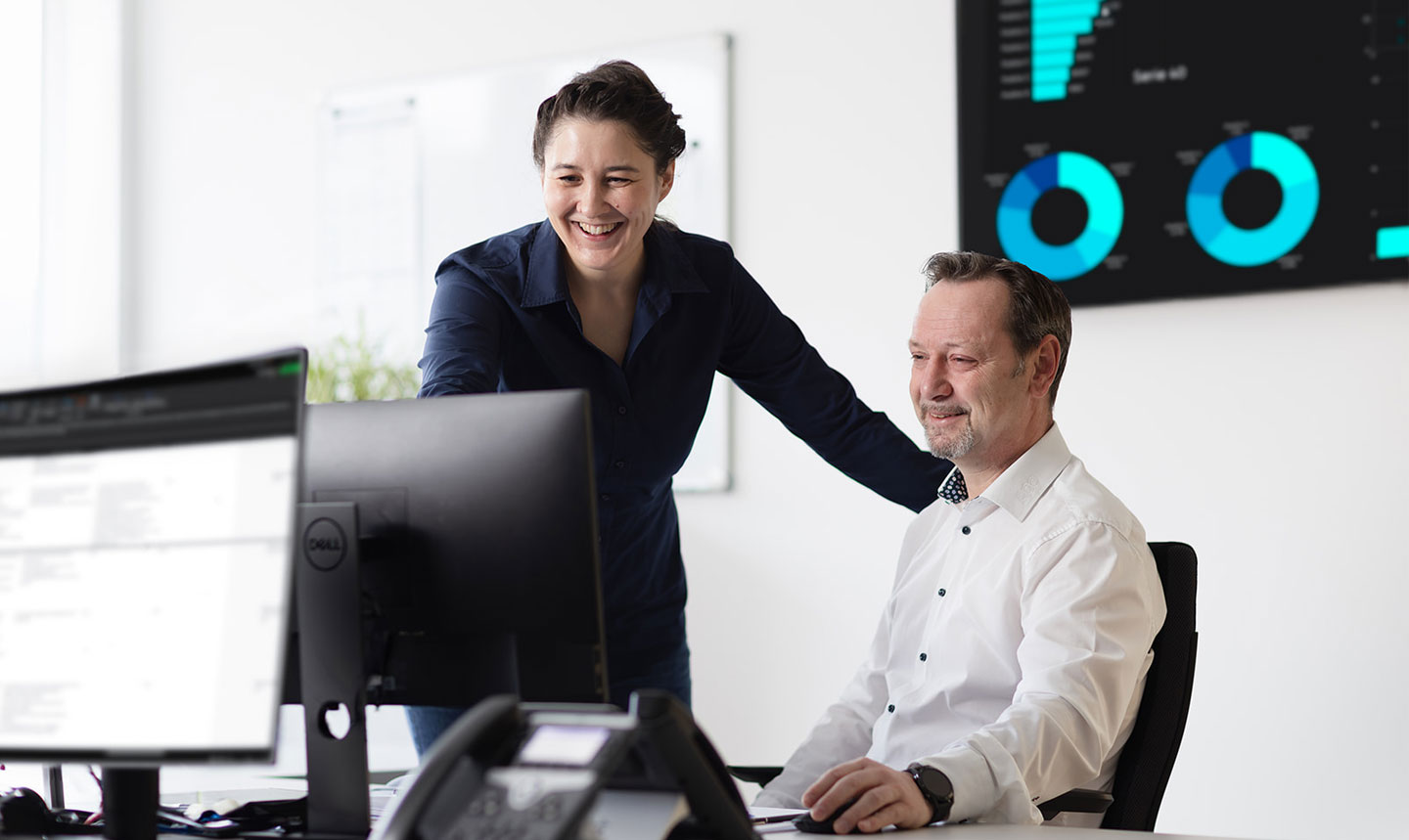 Zwei KollegInnen an Office-Arbeitsplatz